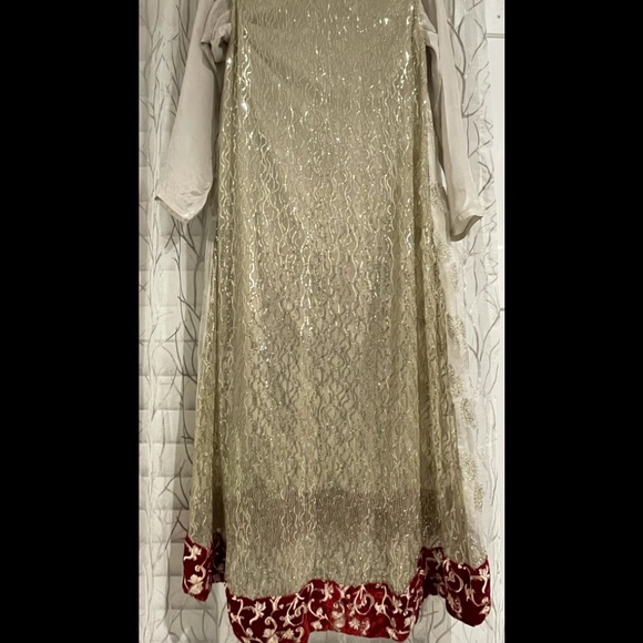 Elegant sparkling Sequins and Embroidered Gown - Picture 2 of 7